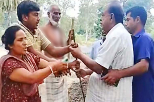 নারী ও তার স্বামীকে প্রকাশ্যে লাঠিপেটা করলেন ইউপি চেয়ারম্যান