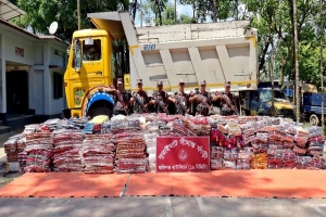 সিলেটে ট্রাকে বালুচাপা দেওয়া দুই কোটি টাকার ভারতীয় কাপড় জব্দ