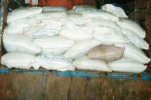 শেরপুরে বালুর ট্রাক থেকে ২৪০ বস্তা ভারতীয় চিনি জব্দ, আটক ২
