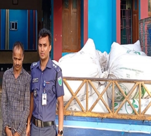 জৈন্তাপুরে ১৪ বস্তা ভারতীয় চা পাতাসহ চোরাকারবারী আটক