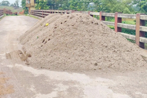 লামাকাজিতে ব্রিজের ওপর বালু রেখে অবৈধ ব্যবসা