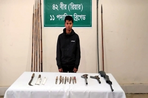 তিনটি আগ্নেয়াস্ত্র সহ সন্ত্রাসী সাজ্জাদ সামি সেনাবাহিনীর কাছে 