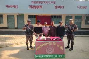 দিনাজপুর সীমান্তে ৪ বাংলাদেশি আটক