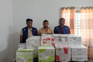 কানাইঘাট থানা পুলিশের চোরাচালান বিরোধী অভিযানে বিপুল পরিমানে বিভিন্ন ব্রান্ডের ভারতীয় সিগারেট ও টায়ারসহ গ্রেফতার- ০১