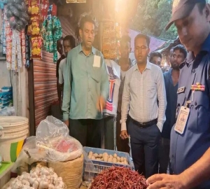 পণ্যের মূল্য বৃদ্ধি, গোলাপগঞ্জে ৩ দোকানিকে জরিমানা