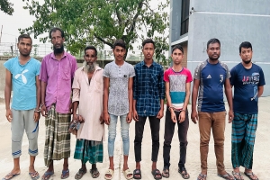 নগরীর বালুচরে ডিবির অভিযানে ৮ জুয়াড়ি আটক