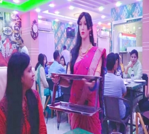 হবিগঞ্জে রেস্তোরাঁয় খাবার সরবরাহ করছে রোবট
